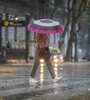 Se recomienda evitar actividades al aire libre y asegurar objetos que puedan ser arrastrados por el viento. (Fuente: Télam)