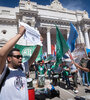 Afuera de la Legislatura los trabajadores protagonizaron otra protesta. (Fuente: Archivo)