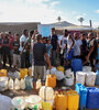 Palestinos desplazados forman fila para cargar agua en Gaza. (Fuente: AFP)