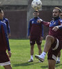 Izquierdoz juega con la pelota durante la práctica (Fuente: Prensa Lanús)