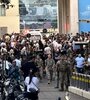 Soldados y familiares a la entrada de un hospital en Beirut este martes. (Fuente: EFE)