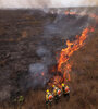 Bomberos combaten un incendio forestal en Matto Grosso del Sur, Brasil. (Fuente: AFP)