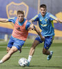 Juan Barinaga y Kevin Zenón, que practicó a la par de sus compañeros, disputan la pelota.