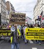 Manisfestantes piden la destituciónde Macron en las calles de París. (Fuente: EFE)