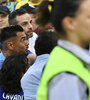 Romero contenido por sus compañeros cuando inicia su discusión con los hinchas. (Fuente: Fotobaires)