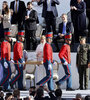 Felipe VI permanece sentado frente a la espada de Bolívar durante la asunción de Petro. (Fuente: AFP)