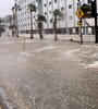 Los vientos y las lluvias comenzaron a hacer estragos en las calles de Florida (Fuente: AFP)