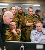 El ministro de Defensa de Israel (i), junto al jefes militares en el centro de mando y control de la FF.AA. israelíes.  (Fuente: EFE)