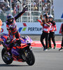 Jorge Martín (Ducati), Pedro Acosta (KTM) y Francesco Bagnaia (Ducati), el podio de Indonesia. (Fuente: AFP)