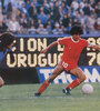 Maradona con la casaca de Argentinos frente a River. (Fuente: Archivo)