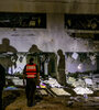 Fuerzas de seguridad israelíes inspeccionan un crater que dejó un misil iraní en la ciudad de Gedera. (Fuente: AFP)