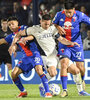 Marcone lucha entre dos jugadores de Tigre (Fuente: Fotobaires)