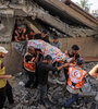 Resctistas extraen un cadaver de las ruinas de un edificio en Khan Yunis. (Fuente: AFP)