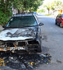 La quema de uno de los autos en una calle de barrio. 