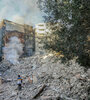 Un hombre observa un edificio destruido por el bombardeo israelí en Beirut. (Fuente: AFP)