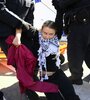 La joven ecologista, arrastrada por los policías en la capital belga (Fuente: AFP)