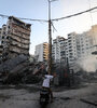 Un hombre fotografía un edificio derrumbado en un suburbio de Beirut. (Fuente: AFP)