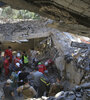 Rescatistas revisan un edificio bombardeado por fuerzas israelíes enel sur de Beirut. (Fuente: AFP)