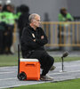 Bielsa y su postura de casi siempre, durante el partido de Uruguay con Perú en Lima.   (Fuente: EFE)