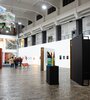 Vista parcial de la exposición en el Centro Cultural Haroldo Conti. Abajo: Obra de Emiliano Guerresi; más abajo: Obra de Favio Gutiérrez. Imágenes finales: Obras de Julián Medina; Alejandra Lapacó y Edith Chiapetto. (Fuente: Archivo)