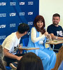 CFK junto a estudiantes en la UNDAV. (Fuente: Prensa)