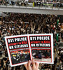 "La policía intenta matar a los ciudadanos de Hong Kong", dice el cartel.  (Fuente: AFP)