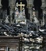 Los restos de la cúpula caídos dentro de la mítica catedral de Notre Dame tras el incendio. (Fuente: AFP)