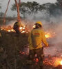 Los bomberos combaten el incendio forestal en la zona de Chiquitania.