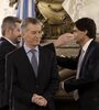 Jura Hernán Lacunza, lo saluda Marcos Peña, Mauricio Macri se frota las manos. (Fuente: Jorge Larrosa)