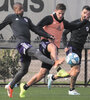 De la Cruz lleva la pelota ante la marca de Zuculini.