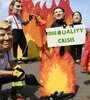 El incendio quemó la crisis de desigualdad, según una performance de protestafrente a la sede de la cumbre. (Fuente: AFP)