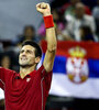 Djokovic festeja, con la bandera serbia de fondo. (Fuente: EFE)