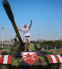 El tanque, con el escudo de Estrella Roja de Belgrado en su frente. (Fuente: Télam)