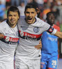 Angel Romero festeja junto a Nicolás Blandi la apertura del marcador. (Fuente: NA)