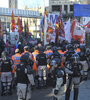 Los trabajadores cortaron uno de los accesos al puente. (Fuente: NA)