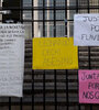 Los carteles que pegaron las hermanas de Flavia Rudez en las rejas del tribunal el día que liberaron a Leonardo Cechi.