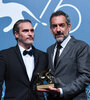 Joaquin Phoenix y Todd Phillips, de festejo. (Fuente: AFP)