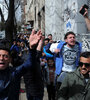 Los hinchas de Gimnasia hicieron cola en la sede del club; quieren ver a Maradona. (Fuente: Télam)