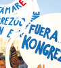 Manifestantes protestan frente al congreso en Lima. (Fuente: EFE)