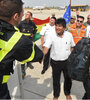 Evo Morales recibe a los bomberos franceses que ayudarán a apagar los incendios en el sudeste de Bolivia.  (Fuente: AFP)