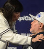 Maradona recibe el saludo de Giselle Fernández, hermana de Cristina. (Fuente: Fotobaires)
