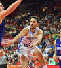 Facu Campazzo pase magistral entre los gigantes serbios. (Fuente: AFP)