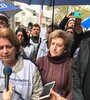 Mirta Petrocini, de la FEB, en la puerta del ministerio.