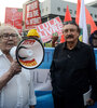 Pérez Esquivel, junto a Ramonet, en la entrada a la Superitendencia de la Policía Federal en Curitiba. (Fuente: EFE)