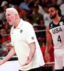 Popovich se dirige a sus jugadores en un momento del partido.  (Fuente: EFE)