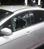 Los disparos en la ventana del auto de Valdez, en el momento que llegan a la estaciòn de servicio.