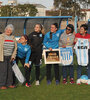 Las jugadoras del Drean Team del 87 junto a las jugadoras de Racing. (Fuente: Prensa Racing)