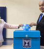 Netanyahu y su esposa Sara emiten su voto en Jerusalén. (Fuente: AFP)