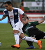 La pelota viaja en los pies de Nahuel Bustos, una de las figuras de Talleres. (Fuente: Fotobaires)