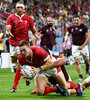 Jonathan Davies se va directo al ingoal rival apenas comenzado el encuentro. (Fuente: AFP)